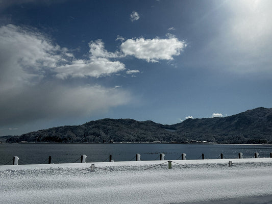 雪の白、機（はた）の音。